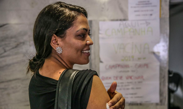 Entre os alvos da campanha estão pessoas com 60 anos ou mais, crianças de seis meses a cinco anos de idade, trabalhadores da saúde, professores, gestantes e puérperas (Foto: José Cruz/Agência Brasil)