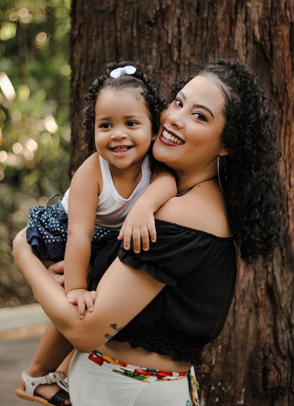 Renata e sua filha Alice Catarina. Reprodução assistida foi feita no SUS (Foto: Divulgação)