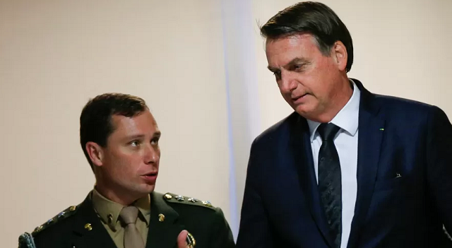 Mauro Cid, ex-ajudante de ordens, conversa com Bolsonaro (Foto: Adriano Machado/Reuters)