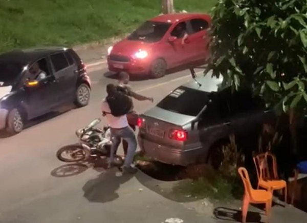 As imagens registradas por um morador do bairro em que houve a briga mostra que o golpeado chegou a desmaiar (Foto: Reprodução)