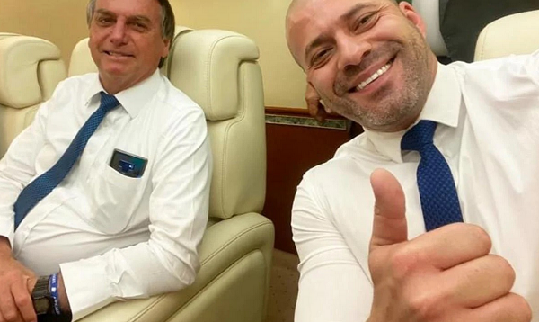 Jair Bolsonaro (PL), então presidente, e o ex-deputado federal Daniel Silveira (Foto: Reprodução/Redes Sociais)