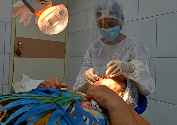 A expectativa é que a incorporação da Política Nacional de Saúde Bucal, criada em 2004, à Lei Orgânica da Saúde, ajude a diminuir essas lacunas (Foto: Shirley Stolze/Ag. A TARDE)