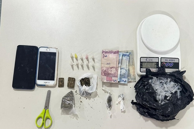 Com os suspeitos os agentes encontraram cocaína e maconha (Foto: Divulgação)
