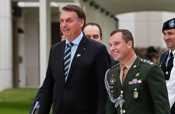 Jair Bolsonaro (PL) e o tenente-coronel do Exército Mauro César Barbosa Cid (Foto: Alan Santos/PR/Divulgação)