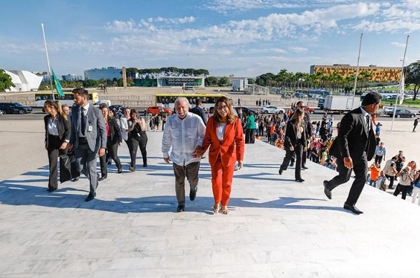 Presidente Lula foi pessoalmente vistoriar retirada das grades que cercavam o Palácio do Planalto (Foto: Ricardo Stuckert/PR)