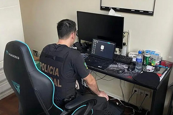 Os agentes apreenderam seu celular, cinco notebooks e um HD, que serão periciados (Foto: Reprodução)