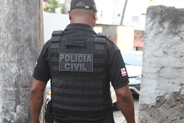 O cumprimento do mandado de prisão ocorreu durante a Operação Pacificação, deflagrada pelo departamento no bairro de Itapuã (Foto: Divulgação/Polícia Civil)