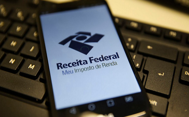 Especialistas alertam que quem fica inadimplente com a Receita Federal tem que pagar multa e pode ter complicações quando tentar usar o CPF (Foto: Reprodução)