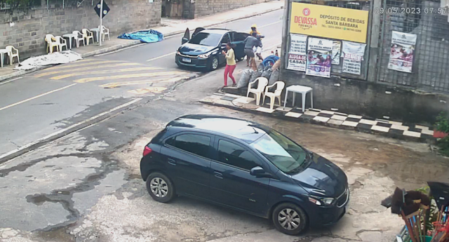No vídeo, suspeitos armados descem de um carro em frente a um depósito de bebidas e tentam raptar o proprietário do estabelecimento (Foto: Reprodução)