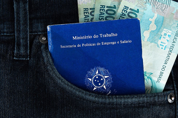 Se a revisão for aprovada, todo trabalhador com carteira assinada será beneficiado com a correção (Foto: Shutterstock/Reprodução)