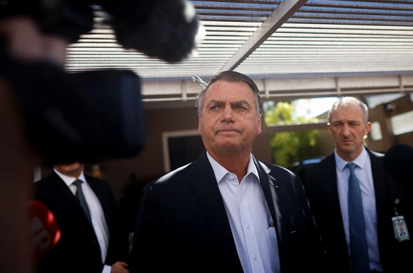 Ex-presidente Jair Bolsonaro concede entrevista após PF cumprir mandado de busca e apreensão em sua casa em Brasília (Foto: REUTERS/Adriano Machado)