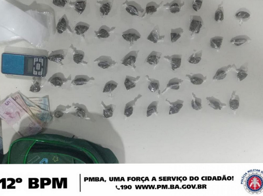 Policiais realizaram a abordagem e encontraram 44 trouxinhas de maconha (Foto: Divulgação)