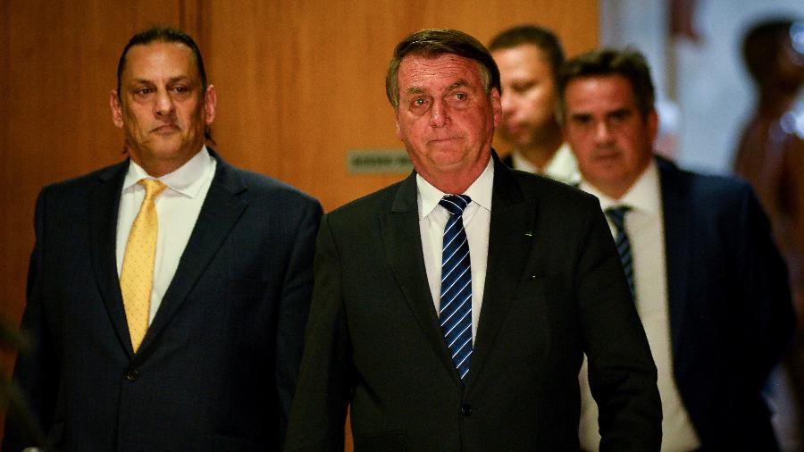 O mistério em torno da mansão inacabada continua — e as respostas do próprio Frederick Wassef (de gravata amarela) ao ser indagado sobre o tema contribuem para isso. Foto: Reprodução