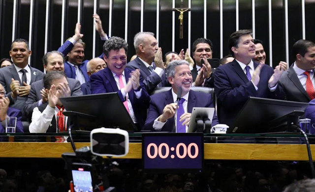 Foram 382 votos a favor no primeiro turno e 375 no segundo turno, que confirmaram a vitória do governo (Foto: Marina Ramos/Câmara dos Deputados)