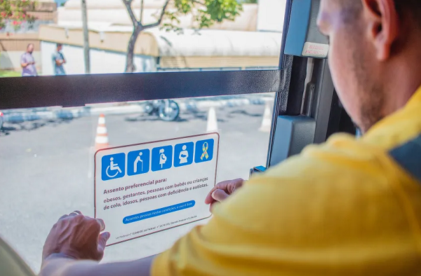 Nova lei prevê identificação de assento prioritário para esses públicos (Foto: Evinho Silva/Ascom SMTT)