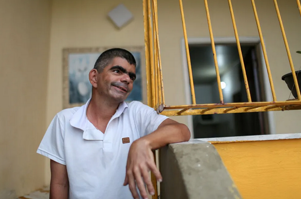 Marcos Oliveira estuda e faz capacitação em tempo integral em Lauro de Freitas (Foto: Raphael Muller/Ag. A TARDE)