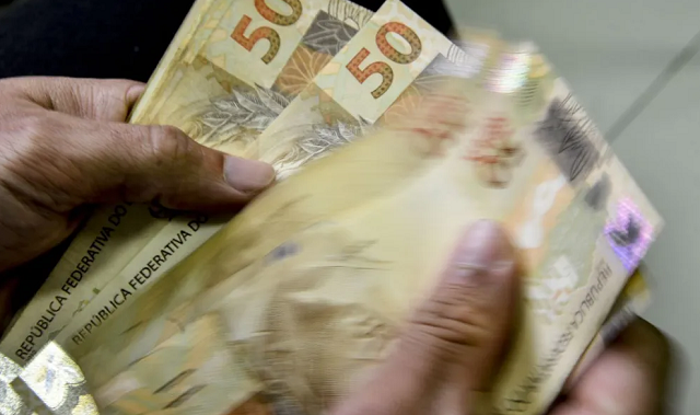 Ao todo, a Receita Federal desembolsou R$ 7,5 bilhões a 5.632.036 contribuintes (Foto: Marcelo Casal/Agencia Brasil)