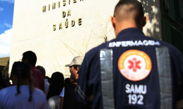 Profissionais protestam por piso da enfermagem (Foto: José Cruz/Agência Brasil)