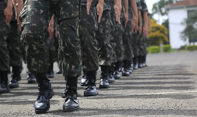 Militares do Exército em fila (Foto: Acervo 13BIB/Curitiba /PR)