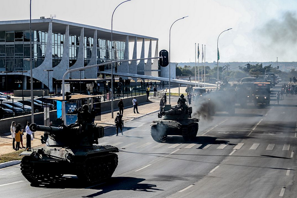 Bolsonaro participa de desfile de blindados na Esplanada dos Ministérios (Foto: Reprodução/Estadão)