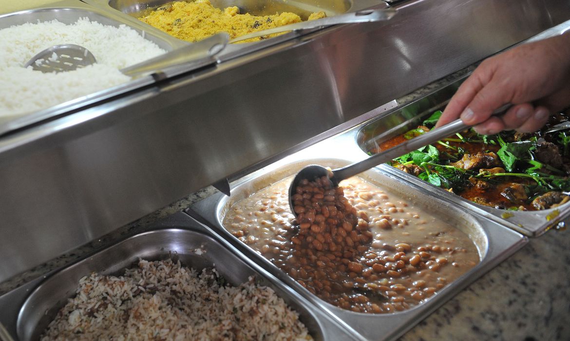 Alimentação e carros novos contribuíram para a queda do índice. Foto: Antonio Cruz - Agência Brasil