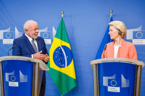 Lula, acompanhado da presidente da Comissão Europeia, Ursula von der Leyen (Foto: Secom/PR)
