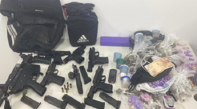 Polícia apreendeu uma submetralhadora, um revólver e pistolas (Foto: Divulgação/SSP)