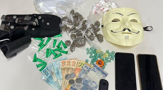Dupla foi parada durante fiscalização portando maconha, crack e cocaína (Foto: Divulgação/SSP)