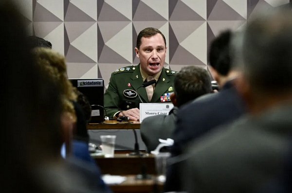 Entre os visitantes, 41 eram militares (Foto: EVARISTO SA/AFP)