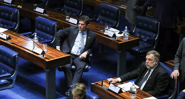 Sergio Moro (gravata clara, no centro da foto) (Foto: Lula Marques/Agência Brasil)