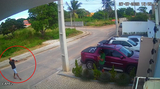 A vítima tinha acabado de estacionar o carro em frente a um condomínio, em Vilas de Abrantes (Foto: Reprodução)