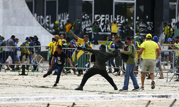 Grupo vai responder na Justiça pelos ataques aos Três Poderes, em Brasília (Foto: Agência Brasil/Marcelo Camargo)