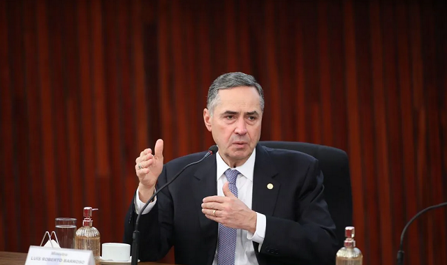 Barroso e seu vice, Edson Fachin, ficarão à frente da corte por dois anos (Foto: Antonio Augusto/Secom TSE)