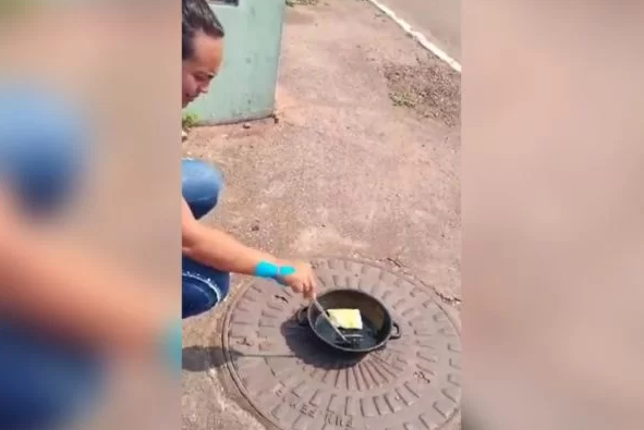 Pelas imagens, é possível ver o óleo fervendo com o alimento na frigideira (Foto: Reprodução)