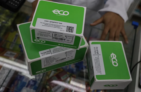 Os testes de dengue, Zika e chikungunya são os mais procurados nas farmácias habilitadas na capital baiana (Foto: Uendel Galter/Ag. A Tarde)