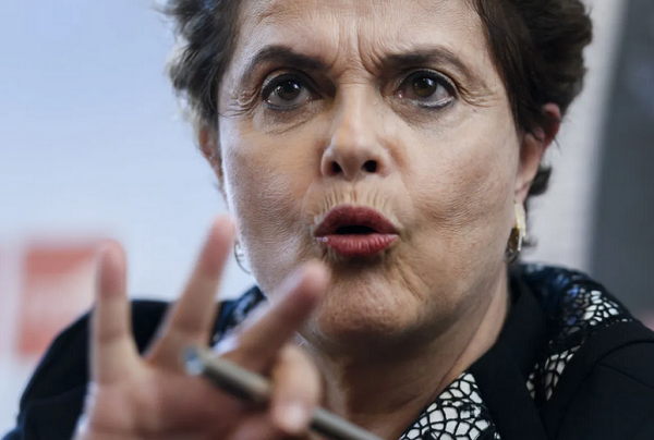 No caso arquivado, a petista e integrantes de seu governo foram acusados de improbidade após 'maquiar o resultado fiscal' (Foto: Fabrice Coffrini/AFP)