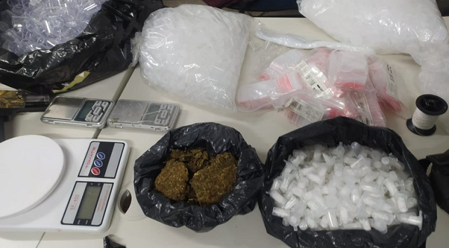 Homem foi encontrado com grande quantidade de drogas e duas armas de fogo (Foto: Reprodução) Homem foi encontrado com grande quantidade de drogas e duas armas de fogo (Foto: Reprodução)
