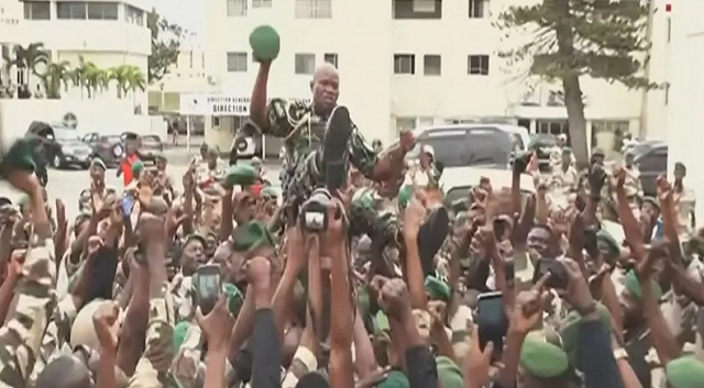 Após anúncio oficial da vitória de Bongo nas eleições de sábado, 12 militares compareceram à televisão estatal para informar o fim do regime (Foto: Gabon 24/AFP)