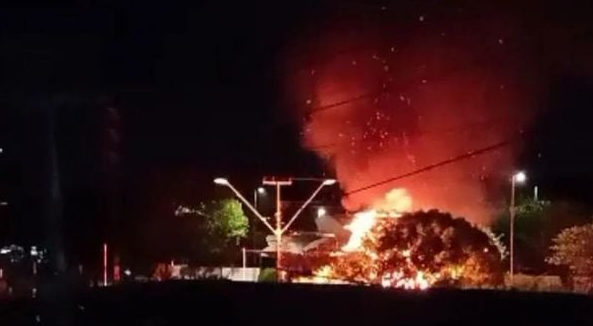 Fogo destruiu casa, mas Bíblia resistiu às chamas (Foto: Reprodução/O Povo)