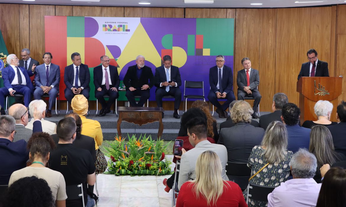 Durante a tramitação da Medida Provisória no Congresso Nacional, foi incluída a ampliação da faixa de isenção do Imposto de Renda. Quem ganha até R$ 2.640 ao mês não terá de pagar imposto de renda - Foto: Walter Campanato / Agencia Brasil