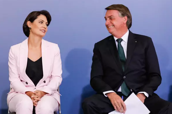 Michelle e Jair Bolsonaro durante evento de governo em julho do ano passado (Foto: Isac Nóbrega/PR)