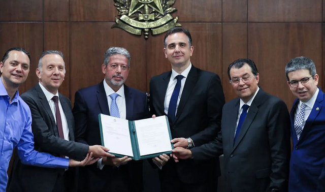 Lira entrega texto a Pacheco (Foto: Lula Marques/Agência Brasil)