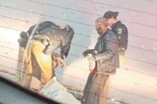 Cena inominável protagonizada por um grupo de policiais armados, e ‘lúcidos’, frente a um homem idoso, desarmado, e bêbado - Reprodução