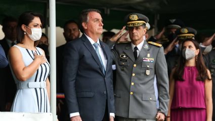 Jair Bolsonaro em evento militar com a ex-primeira-dama, Michelle. Generalato tenta se blindar do reflexo da prisão e acredita que Mauro Cid foi 'excessivamente subserviente' a Bolsonaro. Defesa do ex-presidente entregou extratos bancários, com venda de jet-ski, ao STF. Foto: Presidência da República