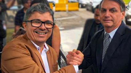 Wellington Macedo, com Bolsonaro, está foragido no país vizinho. Autoridades brasileiras conseguiram avisar homólogos locais e evitar que criminoso fosse autorizado a entrar - Reprodução