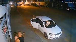 Cenas foram gravadas por câmeras de segurança; o tutor do cão afirmou que o PM teria ido até a casa dele e feito intimidações - Reprodução Web