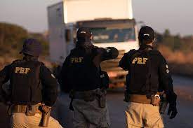 Agentes da PRF davam cobertura a quadrilha de roubo de cargas e desvio de combustíveis; grupo foi desarticulado em conjunto com a PF - Foto ilustrativa Metropoles