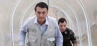 Ex-ajudante de ordens delatou à PF que Jair Bolsonaro convocou os comandantes das Forças Armada para uma reunião com o objetivo de discutir um golpe de estado. Na imagem, Jair Bolsonaro e Mauro Cid (Foto: Isac Nóbrega - PR)