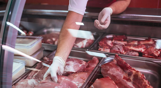 Queda nos preços das carnes já vem acontecendo, no campo, desde o começo do ano passado (Foto: Dalibor Despotovic/Getty Images)