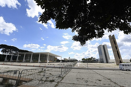 Manifestações de parlamentares contra decisões do Supremo suscitam debate sobre responsabilidades de cada um. Imagem mostra as sedes do STF (à esquerda) e do Congresso Nacional (ao fundo; à direita) - Agência Senado